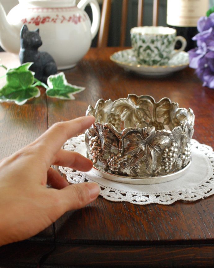 アンティーク シルバー製 アンティーク雑貨 英国輸入の銀食器、葡萄の装飾が美しいアンティークシルバーのワインボトルコースター。アクセサリートレーにしたり、ディスプレイにもなる美しさなので、お家のどこでも使って楽しむことができます。(k-1979-z)