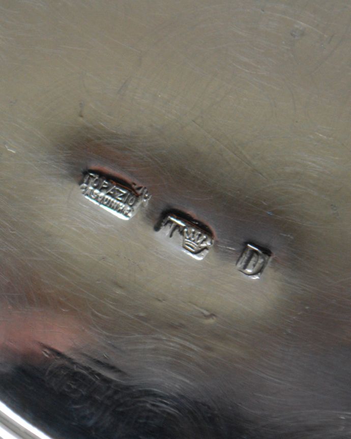 アンティーク シルバー製 アンティーク雑貨 英国輸入の銀食器、葡萄の装飾が美しいアンティークシルバーのワインボトルコースター。調印が残っています。(k-1979-z)