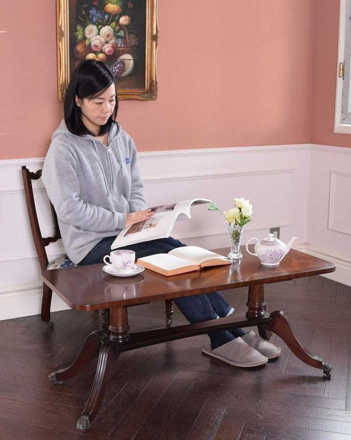 アンティークのテーブル　アンティーク家具　英国輸入のアンティーク家具、木目が美しいコーヒーテーブル（キャスター付き）。自分だけのちょっと贅沢な時間テーブルとしてもデスクとしても使えるデザイン。(k-1980-f)