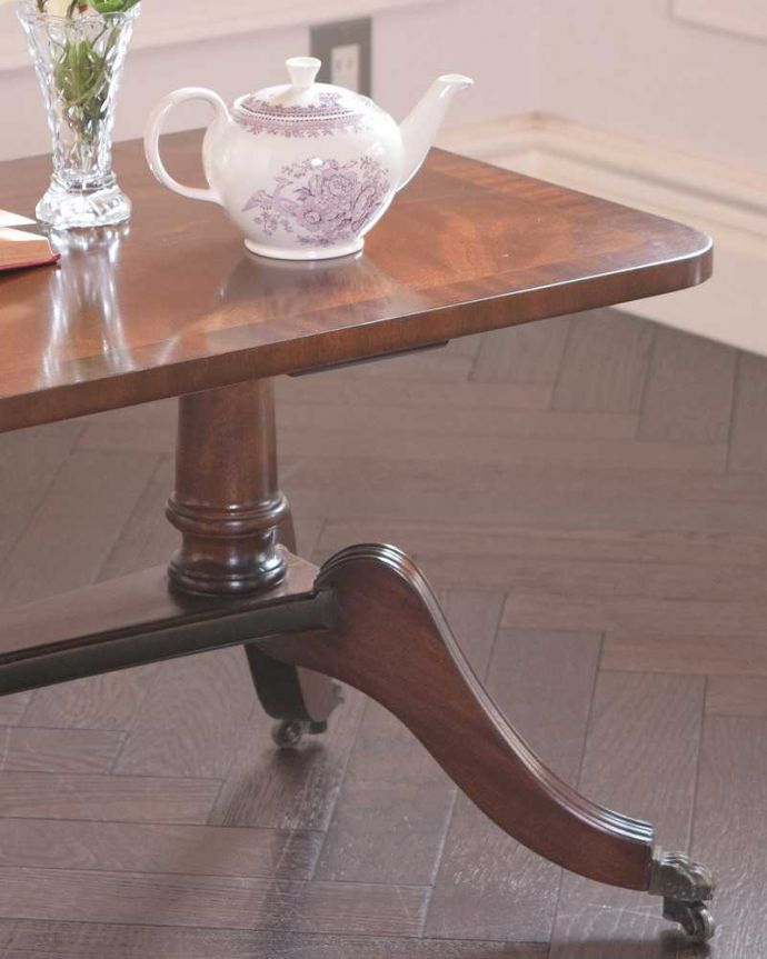 アンティークのテーブル　アンティーク家具　英国輸入のアンティーク家具、木目が美しいコーヒーテーブル（キャスター付き）。英国らしいデザインのうつくしさにうっとり･･･脚のデザインだけ見ても、アンティークらしさが感じられるんです。(k-1980-f)
