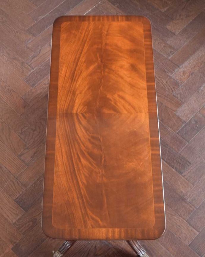 アンティークのテーブル　アンティーク家具　英国輸入のアンティーク家具、木目が美しいコーヒーテーブル（キャスター付き）。天板を上から見ると･･･コーヒーテーブルの天板は毎日使う場所だから専門の職人がしっかり修復しました。(k-1980-f)