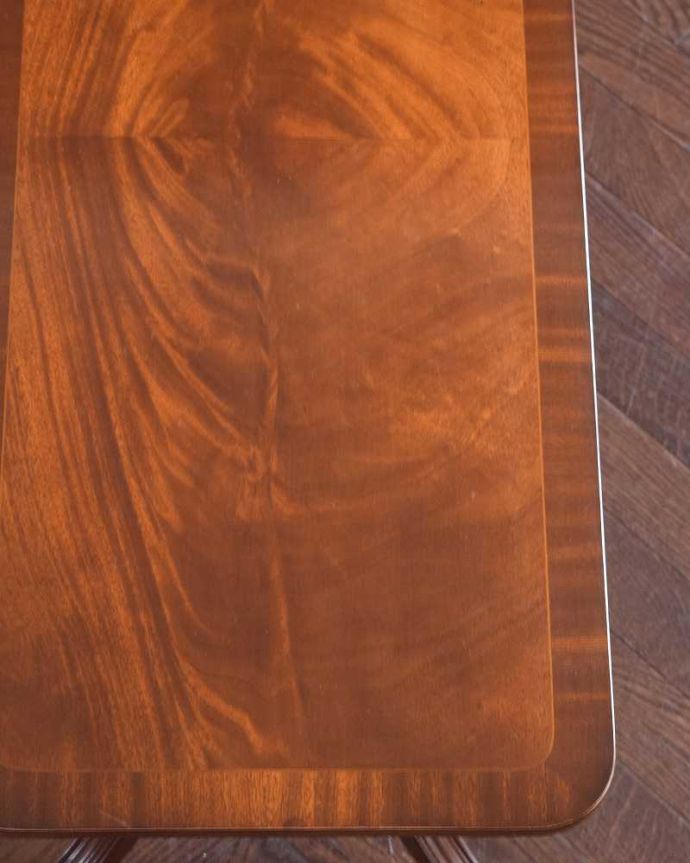 アンティークのテーブル　アンティーク家具　英国輸入のアンティーク家具、木目が美しいコーヒーテーブル（キャスター付き）。近づいて見てみると･･･アンティークはもちろん新品ではないので小さなキズや汚れはありますが、キレイにお直ししたので満足して頂ける自信があります！。(k-1980-f)