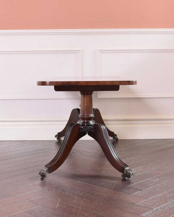 アンティークのテーブル　アンティーク家具　英国輸入のアンティーク家具、木目が美しいコーヒーテーブル（キャスター付き）。横から見た姿もステキ横から見るとこんな感じ。(k-1980-f)