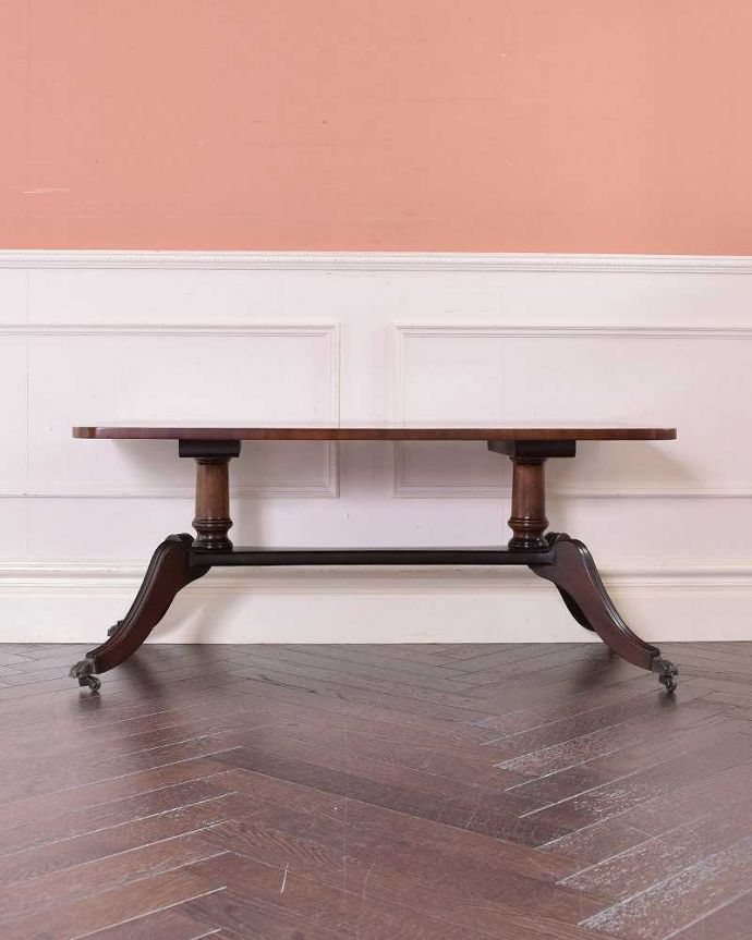 アンティークのテーブル　アンティーク家具　英国輸入のアンティーク家具、木目が美しいコーヒーテーブル（キャスター付き）。クルッと回転360度どこから見ても美しく仕上げてあるので、いろんな場所から見て楽しんで下さい。(k-1980-f)