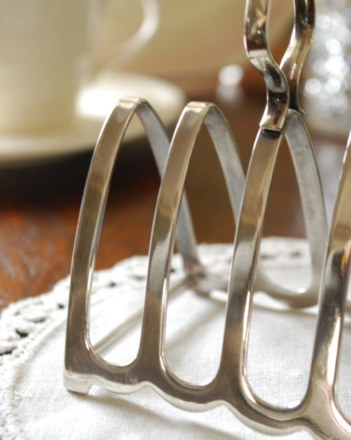 英国の銀食器、アンティークシルバーのブレッドスタンド（トースト