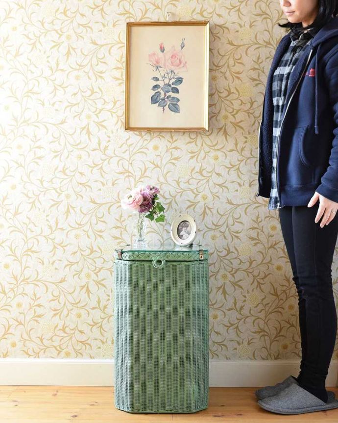 ロイドルーム アンティーク家具 アンティークのロイドルーム家具、ブルーカラーがオシャレなのランドリーボックス。実は紙で作られた丈夫なボックスパッと見た目は籐に見えるロイドルームボックス。(k-1981-f)