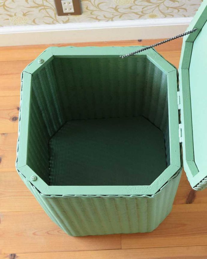 ロイドルーム アンティーク家具 アンティークのロイドルーム家具、ブルーカラーがオシャレなのランドリーボックス。フタを開くと・・・中はとってもキレイに仕上げたので、リビングで散らかっている本やクッションブランケットはもちろん、ゴミ箱としても使えます。(k-1981-f)