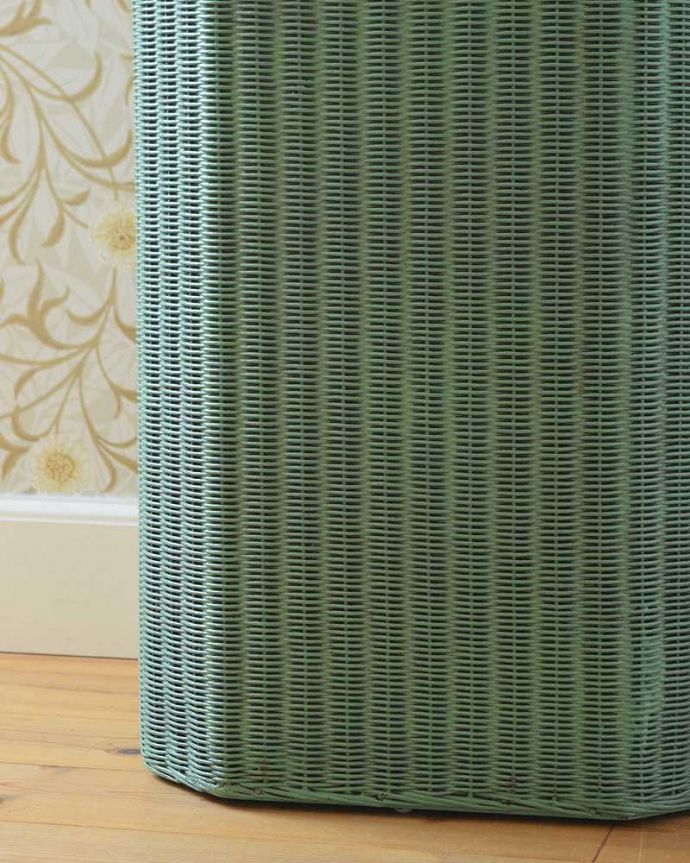 ロイドルーム アンティーク家具 アンティークのロイドルーム家具、ブルーカラーがオシャレなのランドリーボックス。持ち上げなくても移動ラクラクHandleのアンティーク家具の足の裏にはフェルトキーパーをお付けしているので床を滑らせて移動できます。(k-1981-f)