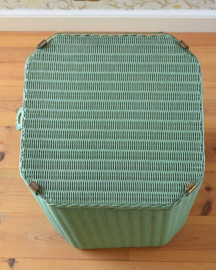 ロイドルーム アンティーク家具 アンティークのロイドルーム家具、ブルーカラーがオシャレなのランドリーボックス。天板も使えます天板にものを乗せて使うことも出来ます。(k-1981-f)