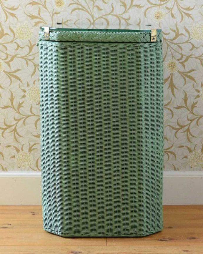 ロイドルーム アンティーク家具 アンティークのロイドルーム家具、ブルーカラーがオシャレなのランドリーボックス。横から見てもキレイですもちろん、横顔だってキレイ!どこから見ても絵になります。(k-1981-f)