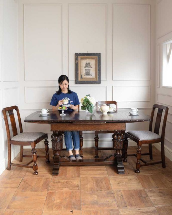 アンティークのテーブル　アンティーク家具　アンティーク英国家具、重厚な脚の装飾が美しいドローリーフテーブル（伸張式テーブル） 。3通りの大きさで使える便利なテーブル天板の下に隠れているリーフを引っ張り出せばあっという間に大きくなっちゃうドローリーフテーブル。(k-1982-f)