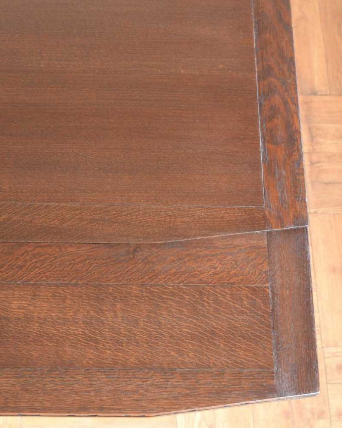 アンティークのテーブル　アンティーク家具　アンティーク英国家具、重厚な脚の装飾が美しいドローリーフテーブル（伸張式テーブル） 。近づいて見てみると、天板はこんな感じです。(k-1982-f)