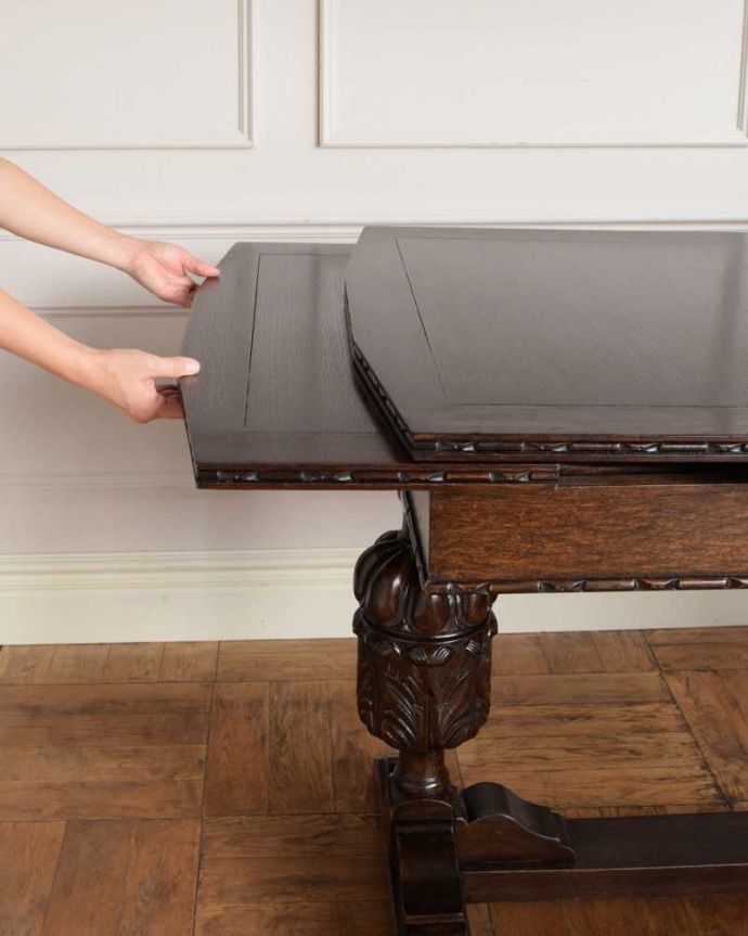 アンティークのテーブル　アンティーク家具　アンティーク英国家具、重厚な脚の装飾が美しいドローリーフテーブル（伸張式テーブル） 。誰でもカンタン！引っ張るだけでOK。(k-1982-f)