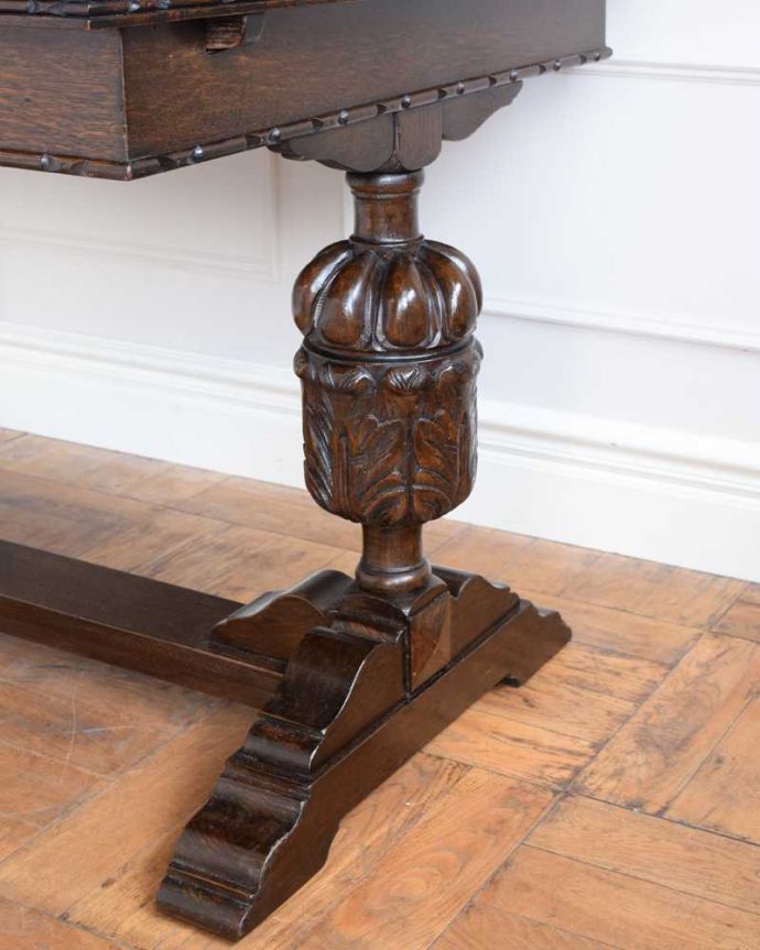 アンティークのテーブル　アンティーク家具　アンティーク英国家具、重厚な脚の装飾が美しいドローリーフテーブル（伸張式テーブル） 。持ち上げなくても移動できます！Handleのアンティークは、脚の裏にフェルトキーパーをお付けしていますので、持ち上げなくても床を滑らせて移動させることが出来ます。(k-1982-f)