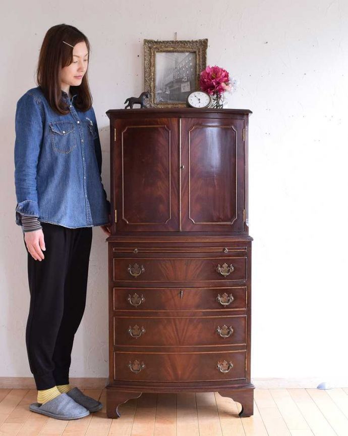 アンティークのチェスト　アンティーク家具　マホガニーの木目が美しいアンティークキャビネット（トールボーイ）。英国アンティークらしい美しさが際立つ家具細々とした収納も出来ちゃう引き出し収納と扉の収納が両方付いたカップボードチェストはアンティーク家具ではめずらしい形。(k-1983-f)