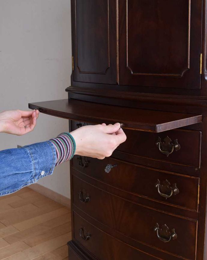 アンティークのチェスト　アンティーク家具　マホガニーの木目が美しいアンティークキャビネット（トールボーイ）。便利に使える作業台付き引っ張り出すと便利に使えるスライドトレイが出てきます。(k-1983-f)