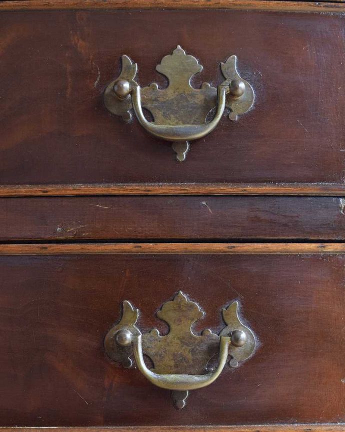 アンティークのチェスト　アンティーク家具　マホガニーの木目が美しいアンティークキャビネット（トールボーイ）。アンティークらしいデザインの取っ手引き出しの開け閉めもスムーズにできます。(k-1983-f)