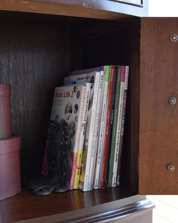 アンティークのチェスト　アンティーク家具　マホガニーの木目が美しいアンティークキャビネット（トールボーイ）。扉の中は収納たっぷりA4サイズの雑誌までしっかり収納出来ちゃう大きさ。(k-1983-f)