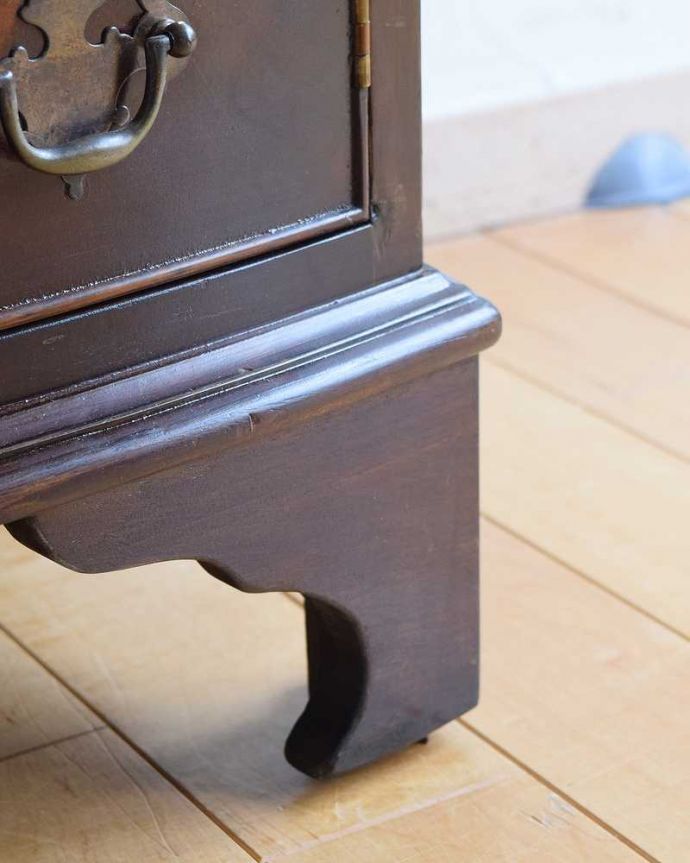 アンティークのチェスト　アンティーク家具　マホガニーの木目が美しいアンティークキャビネット（トールボーイ）。女性１人でラクラク運べちゃうんですHandleのアンティークは、脚の裏にフェルトキーパーをお付けしています。(k-1983-f)