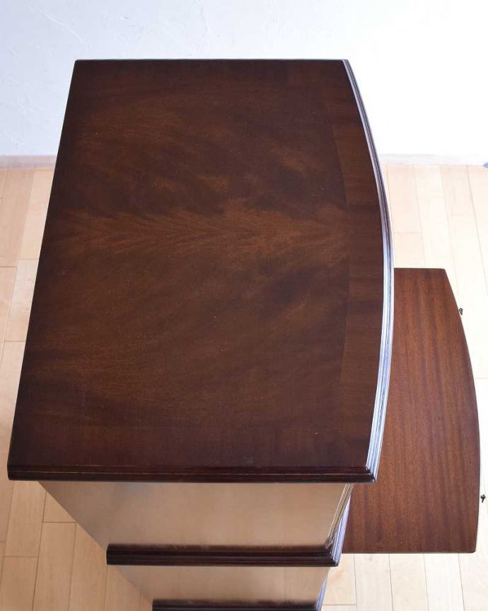 アンティークのチェスト　アンティーク家具　マホガニーの木目が美しいアンティークキャビネット（トールボーイ）。上から見ると･･･家具を上から見てみると、天板はこんな形になっています。(k-1983-f)