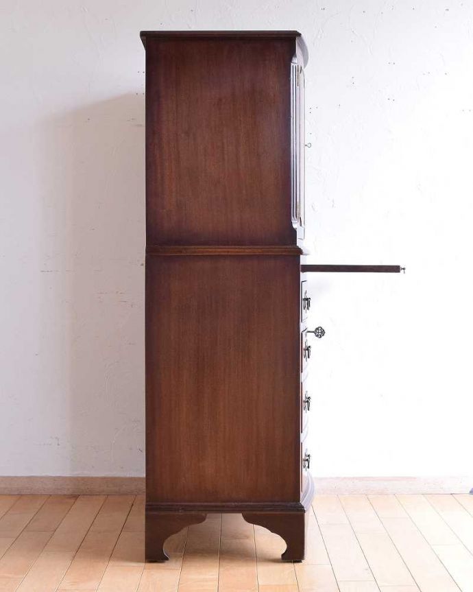 アンティークのチェスト　アンティーク家具　マホガニーの木目が美しいアンティークキャビネット（トールボーイ）。横から見ても美しいですどこから見られてもいいようにしっかり修復しました。(k-1983-f)
