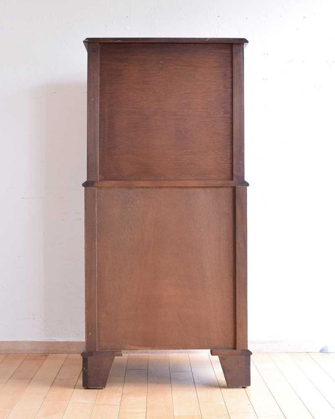 アンティークのチェスト　アンティーク家具　マホガニーの木目が美しいアンティークキャビネット（トールボーイ）。しっかり修復した自慢の後ろ姿アンティークは新品ではないので、もちろん経年変化によるキズはありますが、専門の職人がキレイに修復したので後ろ姿までキレイです。(k-1983-f)