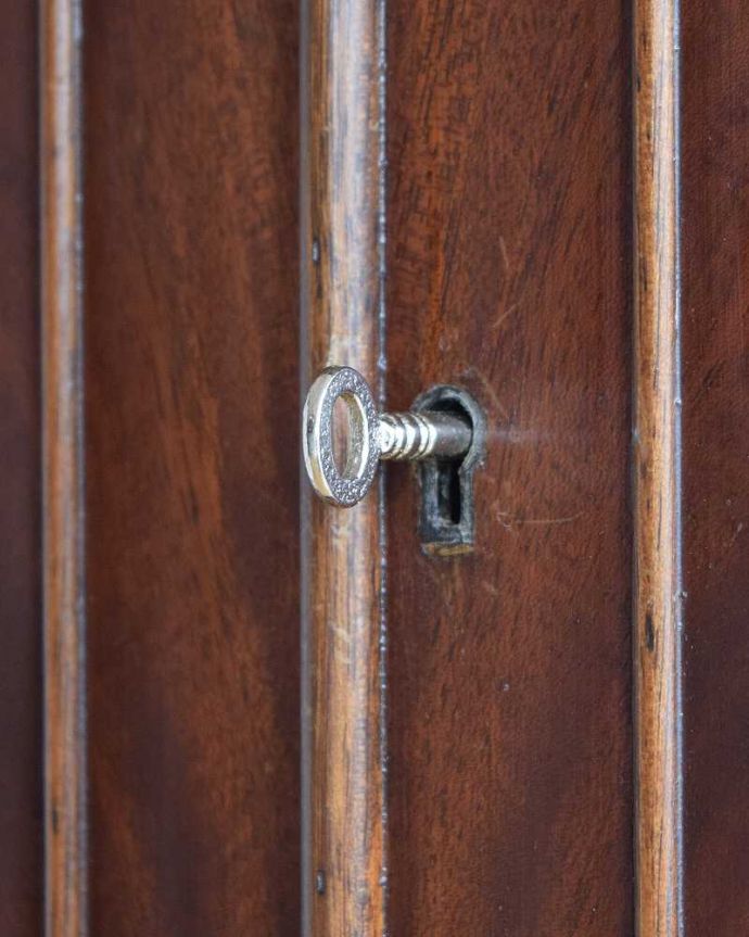 アンティークのチェスト　アンティーク家具　マホガニーの木目が美しいアンティークキャビネット（トールボーイ）。開ける度にワクワク取っ手もアンティークらしいデザイン。(k-1983-f)