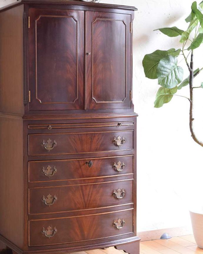 アンティークのチェスト　アンティーク家具　マホガニーの木目が美しいアンティークキャビネット（トールボーイ）。木目だけの力でここまで美しい･･･アンティーク家具の一番の特長が木目だけで表現する家具の美しさ。(k-1983-f)