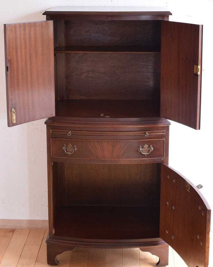 アンティークのチェスト　アンティーク家具　マホガニーの木目が美しいアンティークキャビネット（トールボーイ）。扉を開けてみると･･･もともとカップボードとして使われていた家具。(k-1983-f)