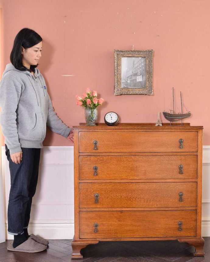 アンティークのチェスト　アンティーク家具　シンプルなデザインのアンティーク家具、英国の４段チェスト（オーク材）。英国アンティークらしい落ち着いた雰囲気が自慢チョコレート色の落ち着いた色合いが英国アンティークらしい雰囲気のチェスト。(k-1984-f)