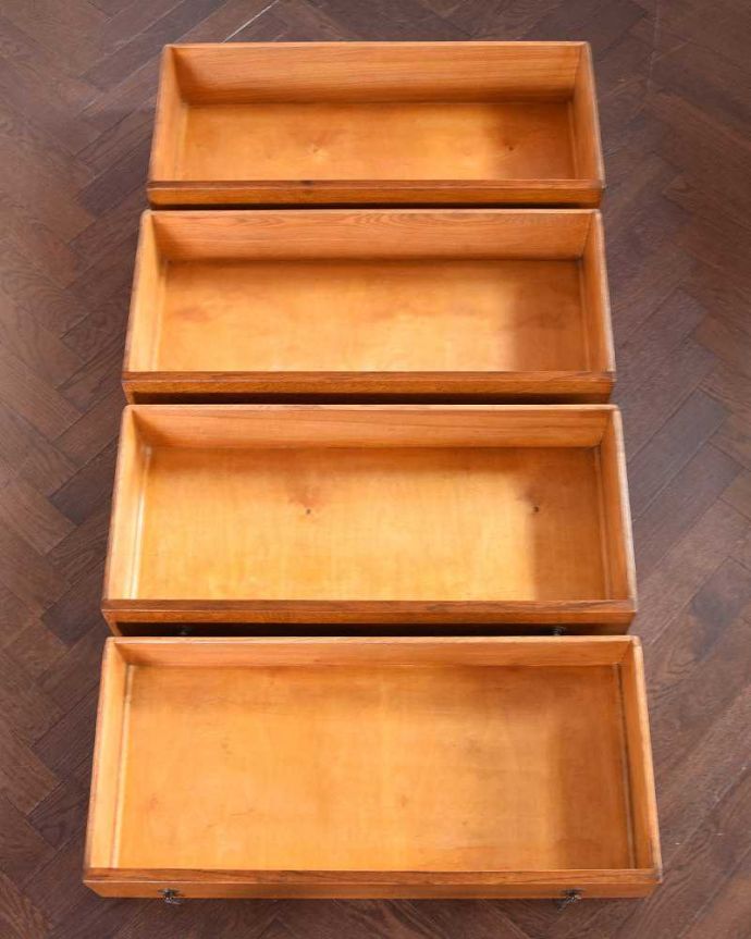 アンティークのチェスト　アンティーク家具　シンプルなデザインのアンティーク家具、英国の４段チェスト（オーク材）。何を入れても大丈夫。(k-1984-f)