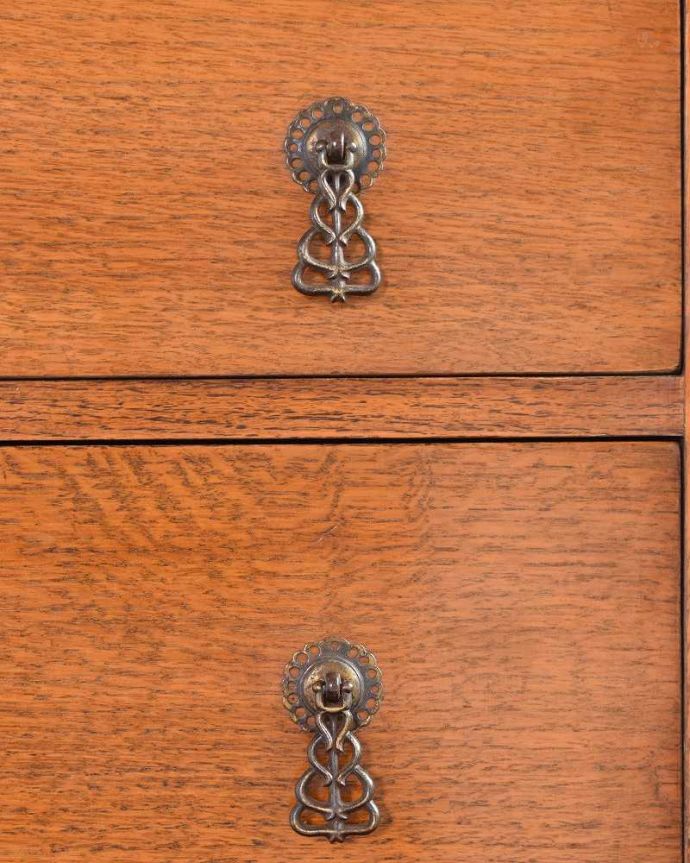 アンティークのチェスト　アンティーク家具　シンプルなデザインのアンティーク家具、英国の４段チェスト（オーク材）。開ける度にワクワク高級感漂うアンティークらしいデザインの取っ手。(k-1984-f)