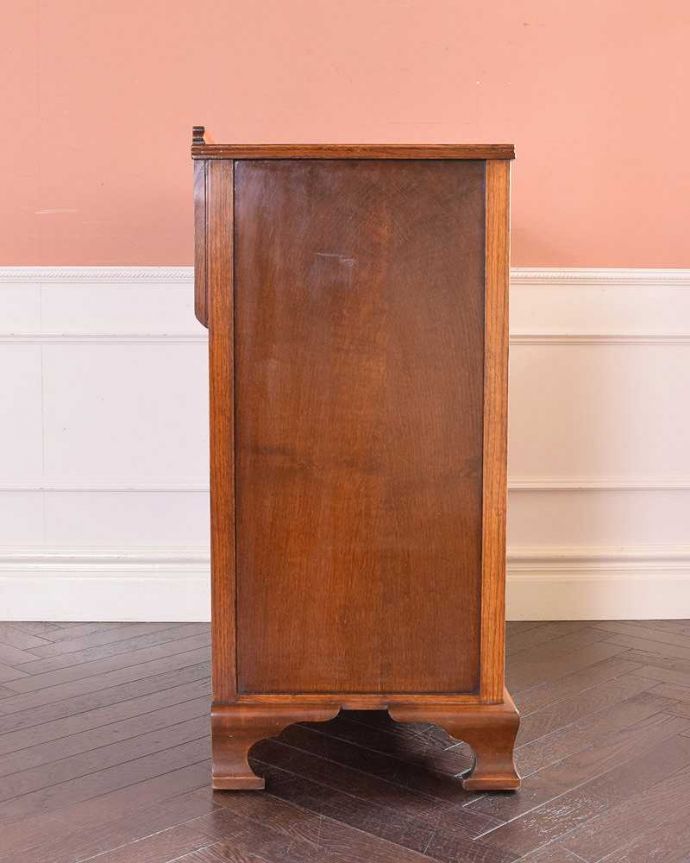 アンティークのチェスト　アンティーク家具　シンプルなデザインのアンティーク家具、英国の４段チェスト（オーク材）。横顔だってカッコいい横から見るとこんな感じです。(k-1984-f)