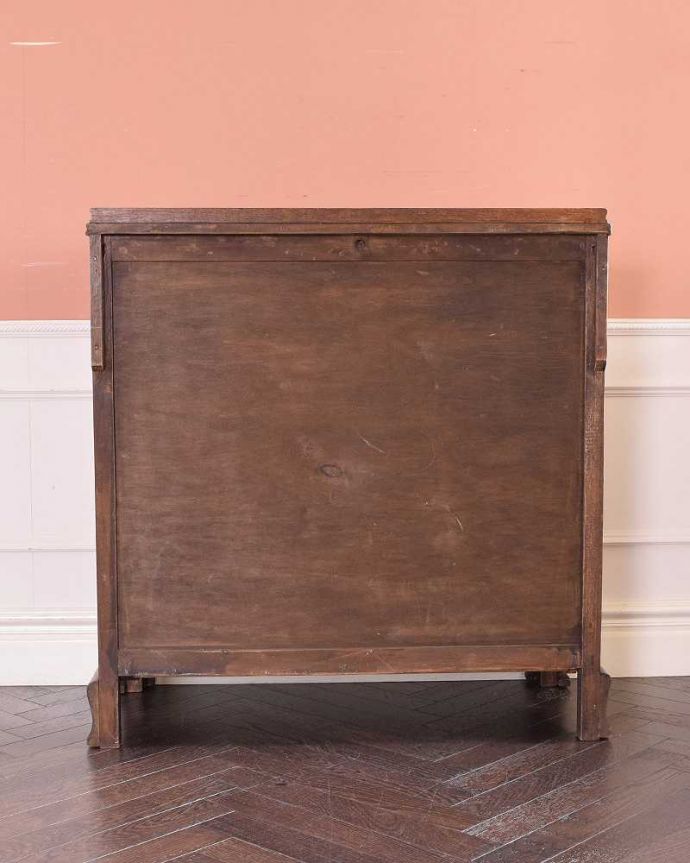 アンティークのチェスト　アンティーク家具　シンプルなデザインのアンティーク家具、英国の４段チェスト（オーク材）。後ろ姿にも自信アリ！アンティークは新品ではないので、経年変化によるキズはありますが、専門の職人がキレイに修復したので後ろ姿にも自信があります。(k-1984-f)