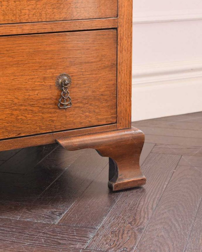 アンティークのチェスト　アンティーク家具　シンプルなデザインのアンティーク家具、英国の４段チェスト（オーク材）。女性1人でラクラク運べちゃう仕掛けHandleのアンティークは、脚の裏にフェルトキーパーをお付けしています。(k-1984-f)