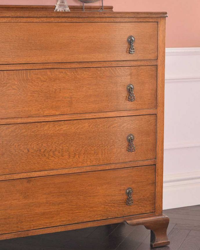 アンティークのチェスト　アンティーク家具　シンプルなデザインのアンティーク家具、英国の４段チェスト（オーク材）。見た目はもちろん、実用的に使って楽しみましょうアンティークのチェストは見た目の美しさはもちろん、実用的にたっぷり収納が出来る実力派。(k-1984-f)