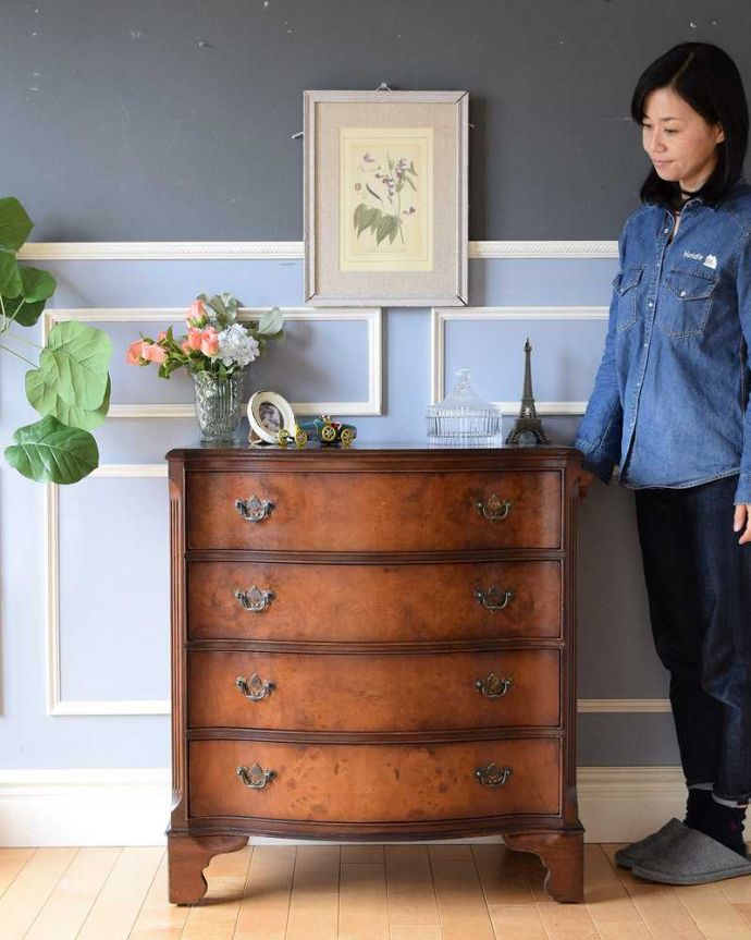 アンティークのチェスト　アンティーク家具　クラシックなアンティーク英国家具、4段タイプのマホガニー材チェスト。大人の雰囲気漂う人気の英国チェストシンプルなデザインだからこそ木目の美しさが際立つチェスト。(k-1985-f)