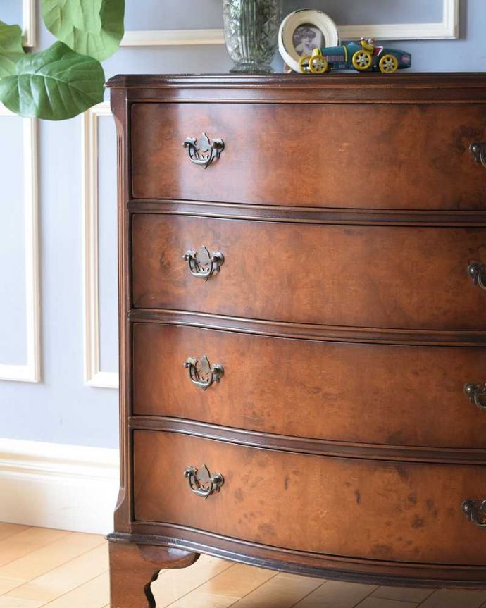 アンティークのチェスト　アンティーク家具　クラシックなアンティーク英国家具、4段タイプのマホガニー材チェスト。アンティークだから手に入る質の良さ現代では手に入れることが出来ない質のいい素材が使われているのもアンティーク家具の特長。(k-1985-f)