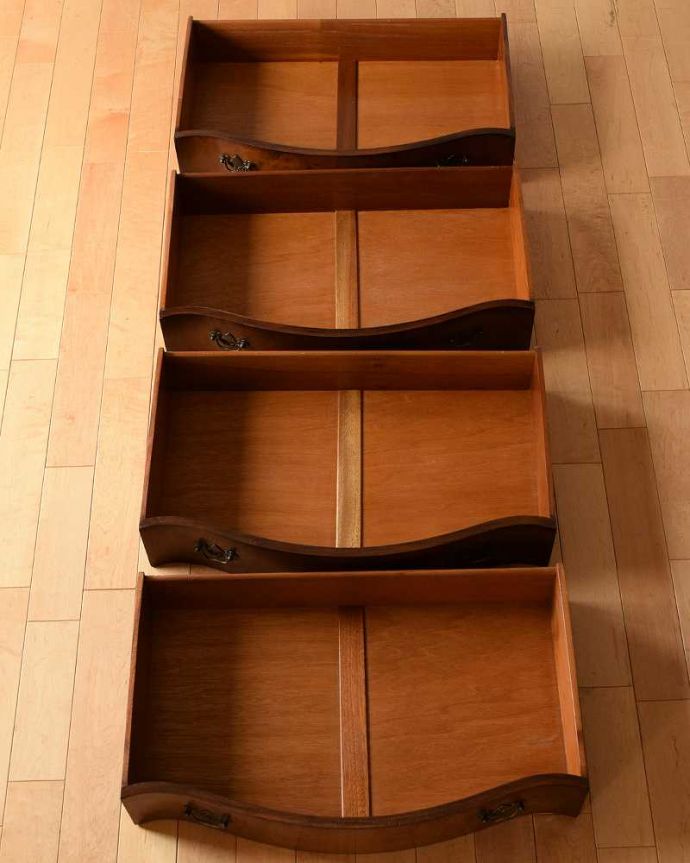 アンティークのチェスト　アンティーク家具　クラシックなアンティーク英国家具、4段タイプのマホガニー材チェスト。引き出しの中もキレイに修復しましたお洋服を入れてもいいように、引き出しの中も専門の職人が時間をかけてしっかり修復しました。(k-1985-f)