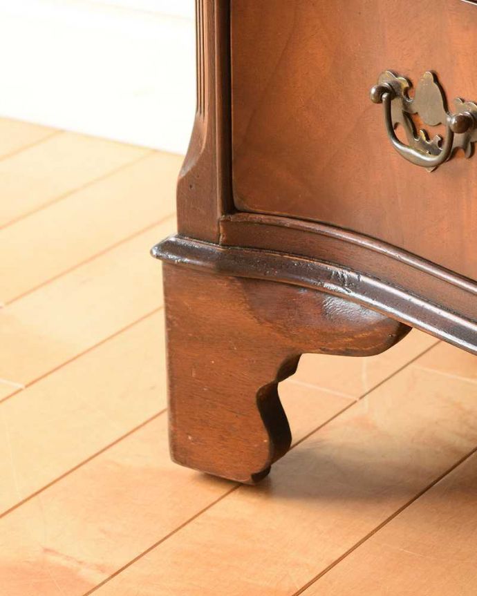 アンティークのチェスト　アンティーク家具　クラシックなアンティーク英国家具、4段タイプのマホガニー材チェスト。女性1人でラクラク運べちゃう仕掛けHandleのアンティークは、脚の裏にフェルトキーパーをお付けしています。(k-1985-f)