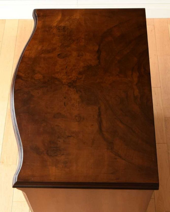 アンティークのチェスト　アンティーク家具　クラシックなアンティーク英国家具、4段タイプのマホガニー材チェスト。ピカピカに仕上げましたHandleでは修復の時、天板の塗装も一度剥離してキレイに仕上げました。(k-1985-f)