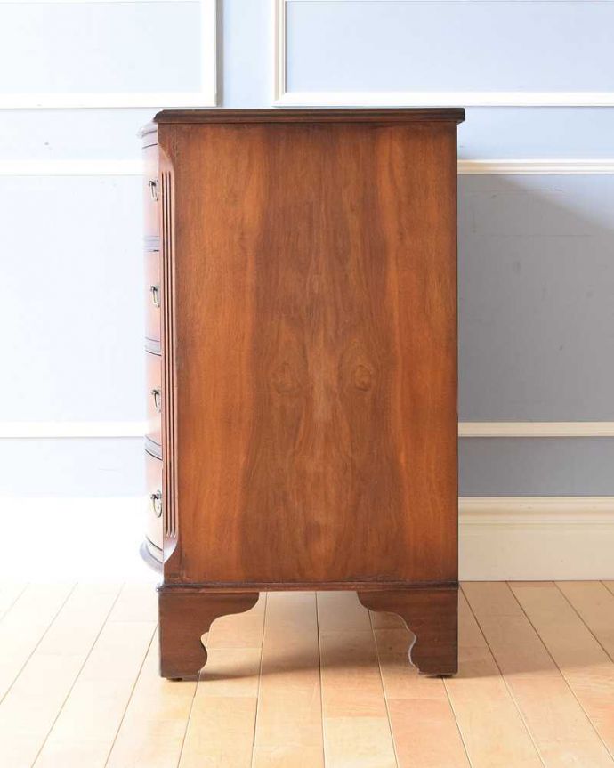 アンティークのチェスト　アンティーク家具　クラシックなアンティーク英国家具、4段タイプのマホガニー材チェスト。横顔もキレイですどこから見られても絵になるスタイル。(k-1985-f)