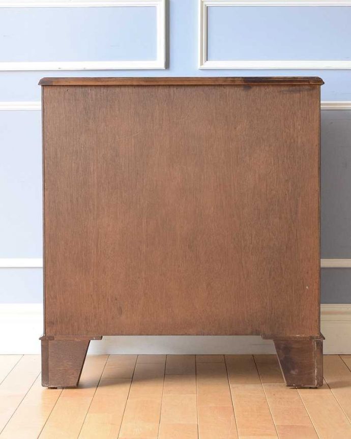 アンティークのチェスト　アンティーク家具　クラシックなアンティーク英国家具、4段タイプのマホガニー材チェスト。後ろ姿も見て下さいアンティークは新品ではないので、もちろん経年変化によるキズはありますが、専門の職人が修復しました。(k-1985-f)