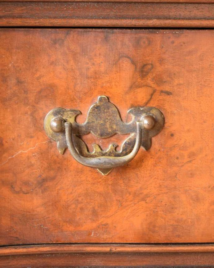 アンティークのチェスト　アンティーク家具　クラシックなアンティーク英国家具、4段タイプのマホガニー材チェスト。アンティークらしい取っ手アンティーク家具は取っ手のデザインまで、なんだか高級感があるんですよね。(k-1985-f)