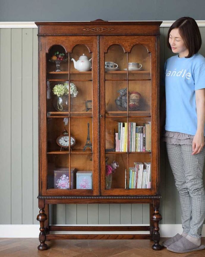 アンティークのキャビネット アンティーク家具 木のアーチが美しいガラス扉のアンティーク家具、イギリス輸入のブックケース。英国らしい堂々とした風格のあるガラスキャビネット重厚感ある佇まいで、落ち着いた雰囲気を演出してくれる英国のキャビネット。(k-1986-f)