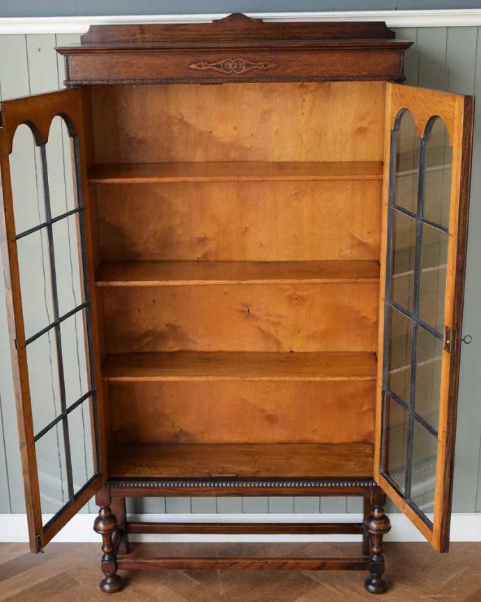 アンティークのキャビネット アンティーク家具 木のアーチが美しいガラス扉のアンティーク家具、イギリス輸入のブックケース。扉を開けると・・・重い本がたっぷり収納できるように頑丈に作られています。(k-1986-f)