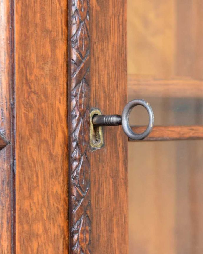 アンティークのキャビネット アンティーク家具 木のアーチが美しいガラス扉のアンティーク家具、イギリス輸入のブックケース。小さなパーツにもこだわり取っ手だけを見ていても現代とは違って良質な素材が使われているのが分かります。(k-1986-f)