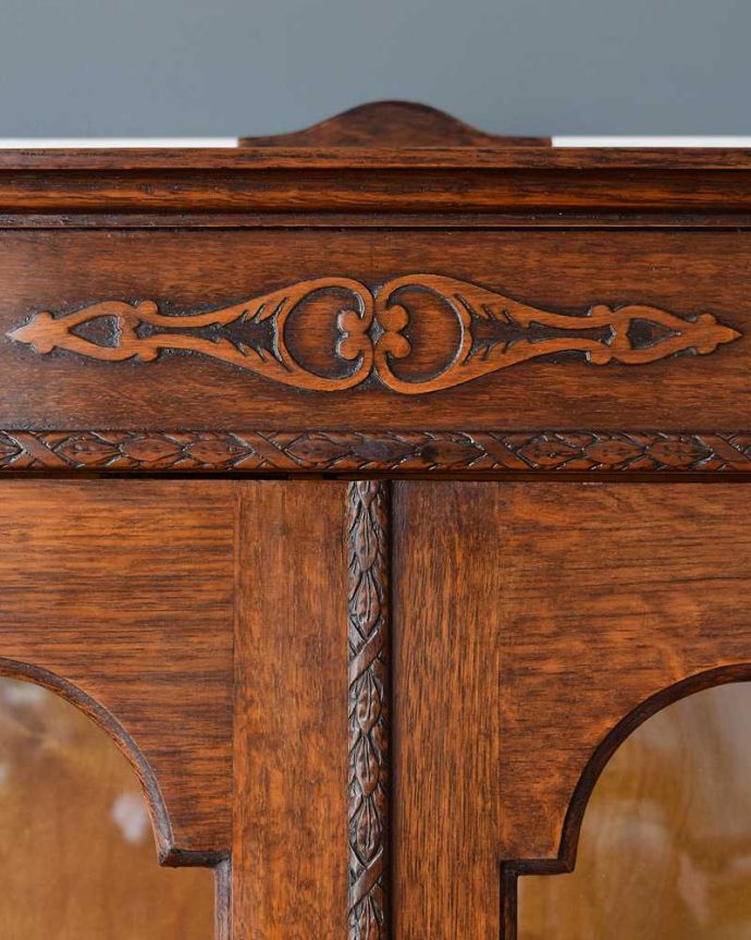 アンティークのキャビネット アンティーク家具 木のアーチが美しいガラス扉のアンティーク家具、イギリス輸入のブックケース。惚れ惚れしちゃう美しさ彫のデザインもいろいろです。(k-1986-f)