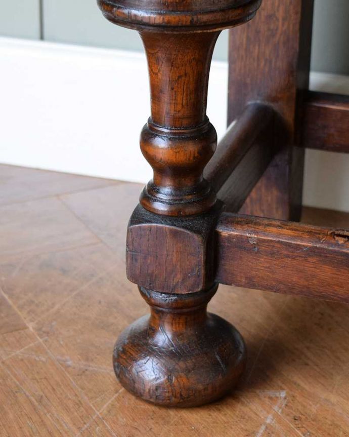 アンティークのキャビネット アンティーク家具 木のアーチが美しいガラス扉のアンティーク家具、イギリス輸入のブックケース。女性1人でラクラク運べちゃう仕掛けHandleのアンティークは、脚の裏にフェルトキーパーをお付けしています。(k-1986-f)