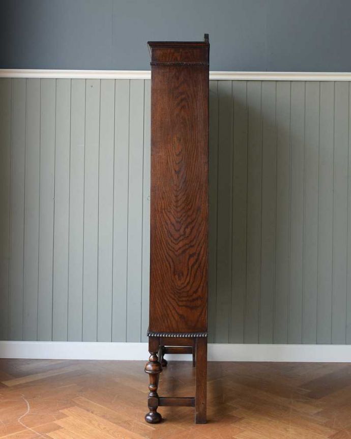 アンティークのキャビネット アンティーク家具 木のアーチが美しいガラス扉のアンティーク家具、イギリス輸入のブックケース。横から見てもステキ横顔だって英国アンティークらしくカッコイイんです。(k-1986-f)